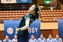 【北都銀行―BIPROGY・女子団体複】第3ゲーム、シャトルを打ち込む北都銀行の永原和可那(金野和彦撮影)