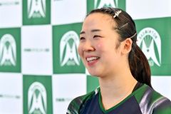 目をうるませ、記者の質問に応じる永原和可那選手(金野和彦撮影)