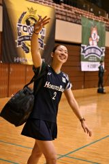 スタンドの関係者に笑顔で手を振る永原和可那選手(金野和彦撮影)