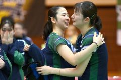 最後にペアを組んだ小松ゆい(右)の健闘をたたえる永原和可那選手(左)=金野和彦撮影