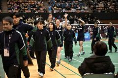 スタンドのファンに手を振りながら退場する永原和可那選手(中央)=金野和彦撮影