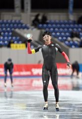 【男子１０００メートル】優勝を決め右手を挙げてポーズを取る宮本哲朗（帯一）