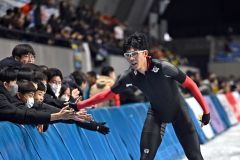 【男子１０００メートル】優勝した宮本哲朗（帯一）はリンクサイドの選手らと喜び合う（塩原真撮影）