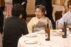 新年交流会を楽しむ出席者たち