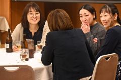 新年交流会を楽しむ出席者たち