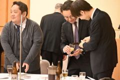 新年交流会を楽しむ出席者たち