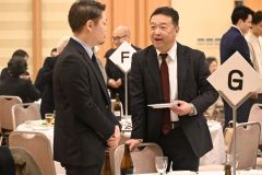 新年交流会を楽しむ出席者たち