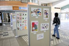 帯広駅に展示されている子どもたちの作品