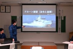 講話の様子。講師は道水産林務部の前川洋晃三等航海士