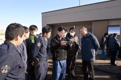 ドローンの操作を見て学ぶ隊員ら