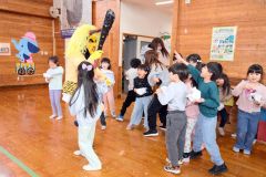 「鬼は外！」と叫びながら豆をなげる園児ら（３日午前１０時４５分ごろ、帯広幼稚園で。長尾悦郎通信員撮影）