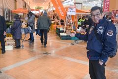 輪島市内のショッピングセンターで開かれている「出張輪島朝市」を紹介する輪島市朝市組合の中道肇副組合長