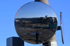 更地の広がる珠洲市をカーブミラー越しに撮影した