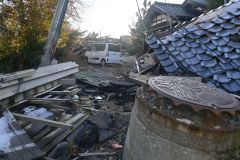 廃車や倒壊した建物、隆起したマンホール。悲惨な珠洲市内の光景だ