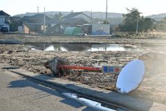 地震に加え津波が襲った珠洲市。今も倒壊した家屋や道路標識など痕跡が残っている