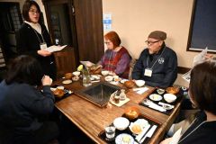 こども秘密基地ＢＡＳＥのＮＰＯ法人化に向けて、スタッフらと話す鈴木代表（左奥）