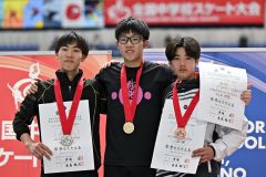 【男子５００メートル】日本中学新記録で優勝を勝ち取り金メダルと賞状を手にする宮本哲朗（中央、帯一）
