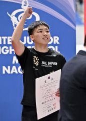 【男子５００メートル】表彰で観客の声援に応える長崎向葉（緑南）
