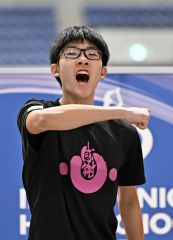 【男子５００メートル】自身の名前が呼ばれ表彰台で叫ぶ宮本哲朗（帯一）
