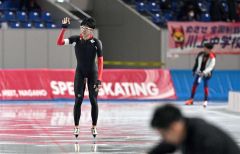 【男子５００メートル】滑走後に観客席に手を振る宮本哲朗（帯一）