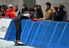 【男子５００メートル】日本中学新記録をマークした宮本哲朗（手前左）は父でコーチの信唯さんと握手する