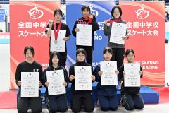 【女子５００メートル】賞状を手にする２位の山本彩瑛（大樹、後列左から１人目）と（前列左２人目から）５位の笹渕花乃（帯七）、６位の保木陽向（帯二）、７位の野口夏帆（士幌中央）、８位の宮浦柚葵（帯七）