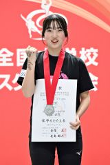 【女子５００メートル】賞状を手にする２位の山本彩瑛（大樹）