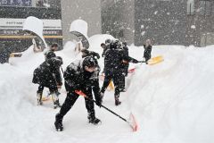 少雪一転　突然の「ドカ雪」に見舞われる