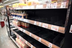 大雪のため入荷がなく空きの目立つパンコーナー（４日午後３時４５分ごろ、フクハラ西１８条店で。須貝拓也撮影）