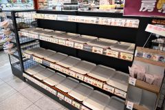 大雪のため入荷がなく空きの目立つパンコーナー（４日午後３時４５分ごろ、フクハラ西１８条店で。須貝拓也撮影）