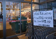 大雪のため時短営業となったスーパーの入り口（４日午後３時４５分ごろ、フクハラ西１８条店で。須貝拓也撮影）