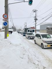 東小学校付近の市道。５日午前８時ころ