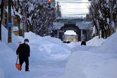 前日の雪のない景色から一変。雪がやんだ４日午後には、まちは除雪に励む住民であふれた（４日午後２時２５分ごろ、帯広市東３南９）