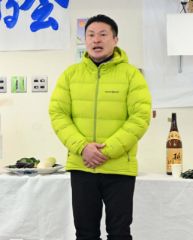 初当選を目指し出陣式で第一声をあげる辻康裕氏（４日午前１１時２５分ごろ、町南２ノ３の選対事務所内）