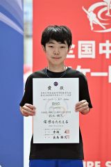 【男子１５００メートル】６位に入賞し賞状を手にする鈴木凱大（士幌中央）
