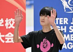 【男子１５００メートル】表彰式で観客に手を振る高橋丈琉（足寄）