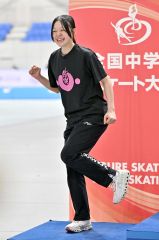 【女子１５００メートル】表彰台でポーズを取る２位の成田陽愛（帯五）