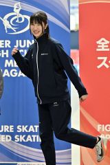 【女子１５００メートル】表彰台でポーズを取る２位の黒坂理央（幕別忠類）