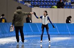 【女子１５００メートル】滑走後にコーチとハイタッチする黒坂理央（幕別忠類）