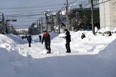 雪が止んだ４日午後、雪かきする市民ら（午後２時１５分ごろ、帯広市東２南６）