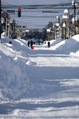 雪が止んだ４日午後、雪かきする市民ら（午後２時１０分ごろ、帯広市東２南７）