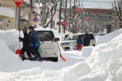 スタックした車を動かそうとする市民（４日午後２時４０分ごろ、帯広市東３南１４）
