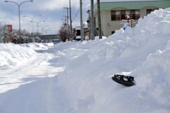 歩道に寄せられた雪に残されたタイヤのホイールカバー（４日午後２時４０分ごろ、帯広市東４南１３）