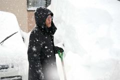 朝から雪かきする市民（４日午前７時４０分ごろ、帯広市東６南１５）