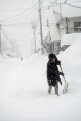 朝から雪かきする市民（４日午前７時４０分ごろ、帯広市東６南１５）