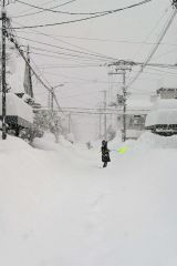 朝から雪かきする市民（４日午前７時４０分ごろ、帯広市東６南１５）