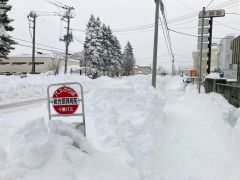 振興局前のバス停。５日午前８時１０分ころ