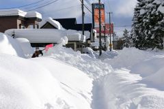 雪が止んだ４日午後、除雪する市民（午後２時４５分ごろ、帯広市東４南１５）