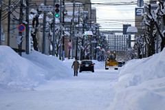 歩道が雪で埋まって歩けず、車道を歩く歩行者（４日午後２時２５分ごろ、帯広市東４南１０）