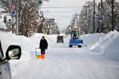 雪が止んだ４日午後、除雪する市民（午後２時２０分ごろ、帯広市東１南７）